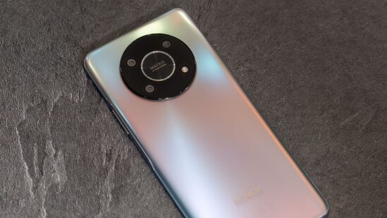 ऑनर एक्स ९ बी 5G: ऑनरच्या या फोनमध्ये एंट्री ड्रॉप कर्व्ड एमोलेड डिस्प्ले आहे. अॅमेझॉन सेलमध्ये ८ जीबी रॅम आणि २५६ जीबी स्टोरेज असलेल्या फोनच्या व्हेरियंटची किंमत १९ हजार ९९८ रुपये आहे. फोनमध्ये १०८ मेगापिक्सलचा मुख्य रिअर कॅमेरा आणि ५ हजार ८०० एमएएचची बॅटरी देण्यात आली आहे. यात स्नॅपड्रॅगन ६ जेन १ चिपसेट देण्यात आला आहे.