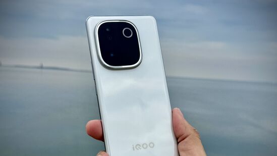 आयक्यूओओ झेड ९ एस 5G: आयक्यूओओच्या या फोनमध्ये कर्व्ह्ड डिस्प्ले देखील देण्यात आला आहे. अॅमेझॉन सेलमध्ये ८ जीबी रॅम आणि १२८ जीबी स्टोरेज असलेल्या फोनच्या व्हेरियंटची किंमत १९ हजार ९९८ रुपये आहे. फोनमध्ये १२० हर्ट्झ ३डी कर्व्ड एमोलेड डिस्प्लेसह मीडियाटेक डायमेंसिटी ७३०० प्रोसेसर आहे. फोनमध्ये ५० मेगापिक्सलचा मुख्य रिअर कॅमेरा आहे. यात ४४ वॅट फास्ट चार्जिंग सपोर्टसह ५५०० एमएएचची बॅटरी देण्यात आली आहे.