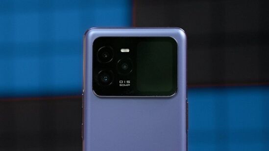 लावा अग्नी २ 5G: लावाच्या या फोनमध्ये १२० हर्ट्झ रिफ्रेश रेटसह ६.७८ इंचाचा कर्व्ड एमोलेड डिस्प्ले देण्यात आला आहे. अॅमेझॉन सेलमध्ये ८ जीबी रॅम आणि २५६ जीबी स्टोरेज असलेल्या फोनच्या व्हेरियंटची किंमत १६ हजार ९९९ रुपये आहे. फोनमध्ये डायमेंसिटी ७०५० प्रोसेसर आहे. सेल्फीसाठी फोनमध्ये ५० मेगापिक्सलचा मुख्य रिअर कॅमेरा आणि १६ मेगापिक्सलचा कॅमेरा देण्यात आला आहे. फोनमध्ये ६६ वॅट फास्ट चार्जिंग सपोर्टसह ४ हजार ७०० एमएएचची बॅटरी देण्यात आली आहे.