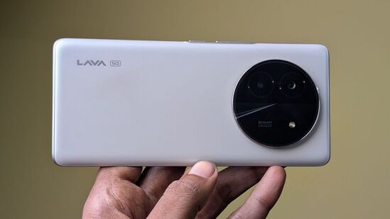 लावा ब्लेझ कर्व्ह 5G: लावामध्ये १२० हर्ट्झ रिफ्रेश रेटसह कर्व्ड एमोलेड डिस्प्ले आहे, जो ६.६७ इंच आकाराचा आहे. अॅमेझॉन सेलमध्ये ८ जीबी रॅम आणि १२८ जीबी स्टोरेज असलेल्या फोनच्या व्हेरियंटची किंमत १४ हजार ४४९ रुपये आहे. फोनमध्ये डायमेंसिटी ७०५० प्रोसेसर आहे. फोनमध्ये ६४ मेगापिक्सलचा मुख्य रिअर कॅमेरा आणि ३२ मेगापिक्सलचा सेल्फी कॅमेरा आहे.