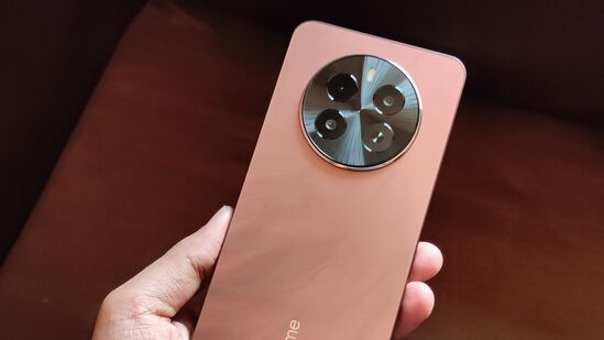 रियलमी पी१ प्रो 5G: अॅमेझॉनवर ८ जीबी रॅम आणि १२८ जीबी स्टोरेज व्हेरिएंटसह १८ हजार ४२९ रुपयांसह लिस्ट झाला आहे. फोनमध्ये स्नॅपड्रॅगन ६ जेन १ प्रोसेसर देण्यात आला आहे. यात ६.७ इंचाचा कर्व्ड एमोलेड डिस्प्ले देण्यात आला आहे. सेल्फीसाठी फोनमध्ये ५० मेगापिक्सलचा मुख्य रिअर कॅमेरा आणि १६ मेगापिक्सलचा कॅमेरा देण्यात आला आहे. फोनमध्ये ५००० एमएएच क्षमतेची बॅटरी देण्यात आली आहे.