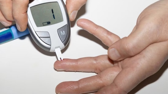 तज्ज्ञांनी सांगितले की, मधुमेही रुग्णही शेंगदाणे खाऊ शकतात. यामुळे त्यांचे कोणतेही नुकसान होत नाही. मधुमेहाच्या रुग्णांसाठीही शेंगदाण्याचे सेवन फायदेशीर ठरते. शेंगदाण्यांचा ग्लायसेमिक इंडेक्स कमी असतो, त्यामुळे ते खाल्ल्याने रक्तातील साखरेमध्ये अचानक वाढ होत नाही. तज्ज्ञांनी सांगितले की, मधुमेही रुग्णही शेंगदाणे खाऊ शकतात. यामुळे त्यांचे कोणतेही नुकसान होत नाही. मधुमेहाच्या रुग्णांसाठीही शेंगदाण्याचे सेवन फायदेशीर ठरते. शेंगदाण्यांचा ग्लायसेमिक इंडेक्स कमी असतो, त्यामुळे ते खाल्ल्याने रक्तातील साखरेमध्ये अचानक वाढ होत नाही. 