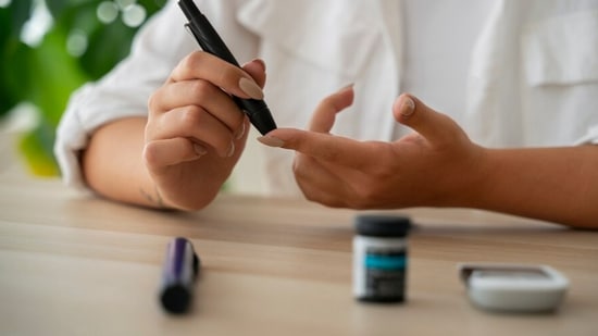 आरोग्य तज्ज्ञांच्या मते, मधुमेहाचे रुग्ण अनेक प्रकारे शेंगदाणे खाऊ शकतात. भाजलेल्या शेंगदाण्याव्यतिरिक्त, शेंगदाणे कोशिंबीर किंवा इतर पदार्थांमध्ये घालून देखील सेवन केले जाऊ शकते. तथापि, साखर आणि मीठ घालून तयार केलेले शेंगदाणे खाणे टाळावे, कारण त्यामध्ये जास्त कॅलरी आणि अधिक कर्बोदके असतात. त्यामुळे साखरेची पातळी वाढू शकते. आरोग्य तज्ज्ञांच्या मते, मधुमेहाचे रुग्ण अनेक प्रकारे शेंगदाणे खाऊ शकतात. भाजलेल्या शेंगदाण्याव्यतिरिक्त, शेंगदाणे कोशिंबीर किंवा इतर पदार्थांमध्ये घालून देखील सेवन केले जाऊ शकते. तथापि, साखर आणि मीठ घालून तयार केलेले शेंगदाणे खाणे टाळावे, कारण त्यामध्ये जास्त कॅलरी आणि अधिक कर्बोदके असतात. त्यामुळे साखरेची पातळी वाढू शकते. 