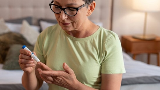 आहारतज्ञांच्या मते, शेंगदाण्यामध्ये मोनोअनसॅच्युरेटेड आणि पॉलीअनसॅच्युरेटेड फॅट्स असतात, जे हृदयाच्या आरोग्यासाठी खूप फायदेशीर मानले जातात. शेंगदाणे खाल्ल्याने मधुमेही रुग्णांमध्ये हृदयविकाराचा धोका कमी होतो, कारण ते खराब कोलेस्ट्रॉल कमी करण्यास मदत करू शकते. आहारतज्ञांच्या मते, शेंगदाण्यामध्ये मोनोअनसॅच्युरेटेड आणि पॉलीअनसॅच्युरेटेड फॅट्स असतात, जे हृदयाच्या आरोग्यासाठी खूप फायदेशीर मानले जातात. शेंगदाणे खाल्ल्याने मधुमेही रुग्णांमध्ये हृदयविकाराचा धोका कमी होतो, कारण ते खराब कोलेस्ट्रॉल कमी करण्यास मदत करू शकते. 