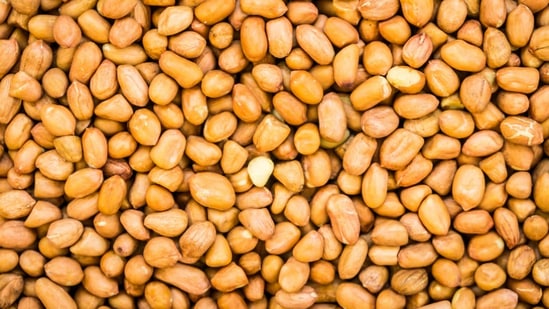 शेंगदाणे खाण्याचे अनेक फायदे आहेत, परंतु मधुमेहाच्या रुग्णांनी याचे सेवन मर्यादित प्रमाणात करावे. जास्त प्रमाणात शेंगदाणे खाल्ल्याने कॅलरीजचे प्रमाण वाढते, ज्यामुळे मधुमेहाच्या रुग्णांना त्रास होऊ शकतो. मधुमेहाच्या रुग्णांनी दिवसातून मूठभर शेंगदाणे खावेत. जास्त प्रमाणात खाणे टाळा. शेंगदाणे खाण्याचे अनेक फायदे आहेत, परंतु मधुमेहाच्या रुग्णांनी याचे सेवन मर्यादित प्रमाणात करावे. जास्त प्रमाणात शेंगदाणे खाल्ल्याने कॅलरीजचे प्रमाण वाढते, ज्यामुळे मधुमेहाच्या रुग्णांना त्रास होऊ शकतो. मधुमेहाच्या रुग्णांनी दिवसातून मूठभर शेंगदाणे खावेत. जास्त प्रमाणात खाणे टाळा.