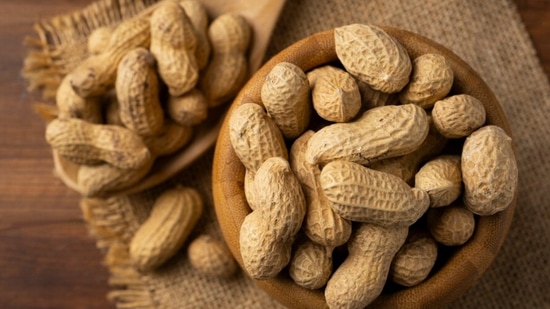 मधुमेहाच्या रुग्णांनी साधे शेंगदाणेच खावेत. अनेकांना शेंगदाण्याची ॲलर्जी असते, अशा लोकांनी शेंगदाणे खाणे टाळावे. जर एखाद्याची साखरेची पातळी मर्यादेपेक्षा जास्त असेल तर शेंगदाणे खाण्यापूर्वी तज्ञांचा सल्ला घ्या.