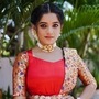 <p>एक किस्सा सांगत शरयू म्हणाली की, ‘नवरात्री सुरू आहे त्यामुळे कोणत्या देवी रूपाचे गुण मला स्वतः मध्ये दिसतात असं विचारलं, तर माझ्या डोळ्यासमोर येते ती कालीमाता. कारण, तिच जे रौद्र रूप असतं तसं माझं ही कधी कधी होतं आणि अर्थात प्रत्येक स्रीच केव्हांना केव्हा ते होतंच असावं. स्त्रियां तशा समजुतदार असतात. पण काही गोष्टी अति प्रमाणात झाल्या तर त्यांचं रौद्र रूप बाहेर येतं, तसं माझंही होतं. मी खूप वेळा शांतपणे गोष्टी सोडवण्याचा प्रयत्न करते. पण, जर ती परिस्थिती अंगाशी येतं असेल, तर मी ती सहन करत नाही.’</p>