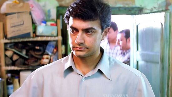 1999 मध्ये प्रदर्शित झालेल्या आमिर खानच्या सरफरोश या चित्रपटालाही टॉप कॉप चित्रपटांमध्ये स्थान मिळाले पाहिजे. या चित्रपटात आमिर खानने एसीपी अजय सिंह राठोड यांची भूमिका साकारली होती. हा चित्रपट त्या काळातील ब्लॉकबस्टर हिट चित्रपटांमध्ये गणला जातो.