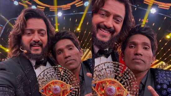 सूरजने ‘बिग बॉस मराठी ५’ची ट्रॉफी जिंकताच सगळ्यांनी त्याच्यावर अभिनंदनाचा वर्षाव सुरू केला आहे. या शोचा होस्ट रितेश देशमुख याने सूरजचं विशेष कौतुक केलं. सूरजने ट्रॉफी घेताच त्याच्यासोबत पहिला सेल्फी रितेशने घेतला. हे फोटो त्याने सोशल मीडियावर देखील शेअर केले आहेत.