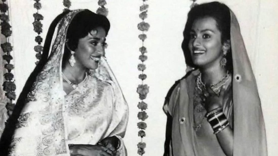 मृत्युदंड या चित्रपटाचे दिग्दर्शन प्रकाश झा यांनी केले होते. पितृसत्ताक समाजाविरुद्ध आवाज उठवल्यामुळे फाशीची शिक्षा झालेल्या तीन महिलांची कथा या चित्रपटात मांडण्यात आली आहे. या चित्रपटात शिल्पासोबत शबाना आझमी आणि माधुरी दीक्षित दिसल्या होत्या. चित्रपटाचे IMDb रेटिंग ७.१ आहे. हा चित्रपट तुम्ही प्राइम व्हिडिओवर पाहू शकता. मृत्युदंड या चित्रपटाचे दिग्दर्शन प्रकाश झा यांनी केले होते. पितृसत्ताक समाजाविरुद्ध आवाज उठवल्यामुळे फाशीची शिक्षा झालेल्या तीन महिलांची कथा या चित्रपटात मांडण्यात आली आहे. या चित्रपटात शिल्पासोबत शबाना आझमी आणि माधुरी दीक्षित दिसल्या होत्या. चित्रपटाचे IMDb रेटिंग ७.१ आहे. हा चित्रपट तुम्ही प्राइम व्हिडिओवर पाहू शकता.