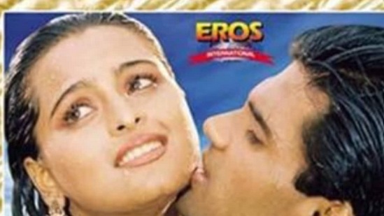 रघुवीर हा चित्रपट १९९५ साली आला होता. या चित्रपटात शिल्पासोबत सुनील शेट्टी दिसला होता. हा एक ॲक्शन ड्रामा चित्रपट होता. चित्रपटाचे IMDb रेटिंग ४.६ आहे. तुम्ही तो जिओ सिनेमावर पाहू शकता. रघुवीर हा चित्रपट १९९५ साली आला होता. या चित्रपटात शिल्पासोबत सुनील शेट्टी दिसला होता. हा एक ॲक्शन ड्रामा चित्रपट होता. चित्रपटाचे IMDb रेटिंग ४.६ आहे. तुम्ही तो जिओ सिनेमावर पाहू शकता.