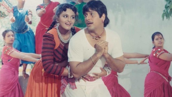 १९९३ साली प्रदर्शित झालेल्या आँखे या चित्रपटात गोविंदा, चंकी पांडे आणि कादर खान दिसले होते. या चित्रपटाचे IMDB रेटिंग ६.८ आहे. हा चित्रपट तुम्ही प्राइम व्हिडिओवर पाहू शकता. १९९३ साली प्रदर्शित झालेल्या आँखे या चित्रपटात गोविंदा, चंकी पांडे आणि कादर खान दिसले होते. या चित्रपटाचे IMDB रेटिंग ६.८ आहे. हा चित्रपट तुम्ही प्राइम व्हिडिओवर पाहू शकता.