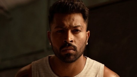 त्यामुळे त्यांची दुखापत आणखीनच वाढली. त्यानंतर हार्दिक काही काळ क्रिकेटच्या मैदानापासून दूर राहिला. &nbsp;आणि IPL 2024 मध्ये मुंबई इंडियन्सचा कर्णधार म्हणून पूर्णपणे तंदुरुस्त होऊन परतला. अशा परिस्थितीत, आज या लेखाद्वारे आम्ही तुम्हाला सांगणार आहोत की, हार्दिक स्वतःला फिट ठेवण्यासाठी काय करतो. त्याचा आहार कसा असतो.&nbsp;