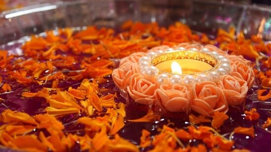 दिवाळीत घर सजवण्यासाठी तुम्ही फॅन्सी मेणबत्त्या वापरू शकता. या फॅन्सी मेणबत्त्या केवळ तुमच्या घराचेच नव्हे, तर तुमच्या रांगोळीचेही सौंदर्य वाढवू शकतात. दिवाळीत घर सजवण्यासाठी तुम्ही फॅन्सी मेणबत्त्या वापरू शकता. या फॅन्सी मेणबत्त्या केवळ तुमच्या घराचेच नव्हे, तर तुमच्या रांगोळीचेही सौंदर्य वाढवू शकतात.
