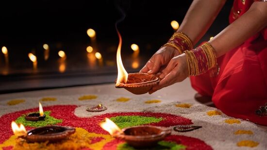 सण येण्यापूर्वीच घराची साफसफाई केली जाते. लोक घराच्या भिंतीं आणि मुख्य प्रवेशद्वार फुलांनी, लाईटच्या माळा आणि दिव्यांनी सजवतात. या इकोफ्रेंडली सजावट टिप्समधून तुम्ही तुमचे घर सजवण्यासाठी कल्पना देखील घेऊ शकता. सण येण्यापूर्वीच घराची साफसफाई केली जाते. लोक घराच्या भिंतीं आणि मुख्य प्रवेशद्वार फुलांनी, लाईटच्या माळा आणि दिव्यांनी सजवतात. या इकोफ्रेंडली सजावट टिप्समधून तुम्ही तुमचे घर सजवण्यासाठी कल्पना देखील घेऊ शकता.