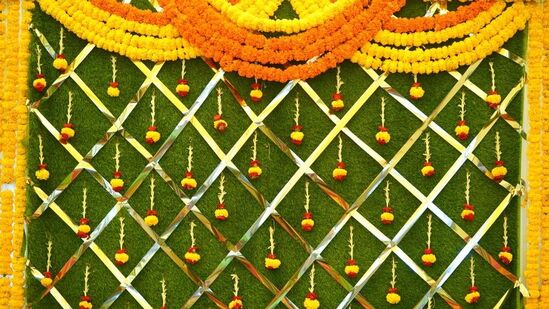 घराचे मुख्य द्वार सजवण्यासाठी तुम्ही झेंडूची फुले आणि इतर पाना-फुलांच्या कमानी वापरू शकता. याशिवाय घरामध्ये लावलेल्या पडद्यांना सजवण्यासाठी देखील या फुलांचा वापर करू शकता. घराचे मुख्य द्वार सजवण्यासाठी तुम्ही झेंडूची फुले आणि इतर पाना-फुलांच्या कमानी वापरू शकता. याशिवाय घरामध्ये लावलेल्या पडद्यांना सजवण्यासाठी देखील या फुलांचा वापर करू शकता.