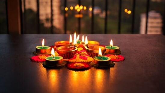 देव पूजेनंतर घराच्या अंगणात मातीचे दिवे लावण्याची परंपरा शतकानुशतके चालत आलेली आहे. ही परंपरा कितीही जुनी असली, तरीही ती तुमच्या घराचे सौंदर्य आणि सकारात्मकता वाढवू शकते. विशेष म्हणजे हे मातीचे दिवे पर्यावरणपूरक दिवाळी साजरी करण्याचे तुमचे ध्येयही पूर्ण करतात. देव पूजेनंतर घराच्या अंगणात मातीचे दिवे लावण्याची परंपरा शतकानुशतके चालत आलेली आहे. ही परंपरा कितीही जुनी असली, तरीही ती तुमच्या घराचे सौंदर्य आणि सकारात्मकता वाढवू शकते. विशेष म्हणजे हे मातीचे दिवे पर्यावरणपूरक दिवाळी साजरी करण्याचे तुमचे ध्येयही पूर्ण करतात.
