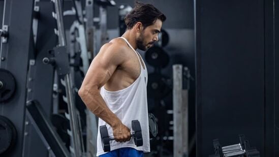 धनुरासन कसे करावे-धनुरासन हे योग प्रकार खूप जुने आहे. आणि हे आसन करण्यासाठी या गोष्टींचे पालन केले पाहिजे. सर्व प्रथम, आपल्या पोटावर झोपा आणि नंतर आपली छाती वर उचला. तसेच, आपले हात खालच्या दिशेने घेऊन जावा आणि आपले पाय धरून शरीर वर उचला. हे आसन केल्याने शरीरातील अनेक स्नायूंवर एकाच वेळी परिणाम होतो. कंबर, छाती आणि पोटाचे स्नायू लवचिक होतात. धनुरासन कसे करावे-धनुरासन हे योग प्रकार खूप जुने आहे. आणि हे आसन करण्यासाठी या गोष्टींचे पालन केले पाहिजे. सर्व प्रथम, आपल्या पोटावर झोपा आणि नंतर आपली छाती वर उचला. तसेच, आपले हात खालच्या दिशेने घेऊन जावा आणि आपले पाय धरून शरीर वर उचला. हे आसन केल्याने शरीरातील अनेक स्नायूंवर एकाच वेळी परिणाम होतो. कंबर, छाती आणि पोटाचे स्नायू लवचिक होतात.