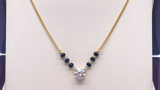 हे महाराष्ट्रीयन छोटे मंगळसूत्र आजकाल फॅशनमध्ये आहे आणि तुम्ही या प्रकारचे महाराष्ट्रीयन छोटे मंगळसूत्र ज्वेलरीच्या दुकानातून सहज खरेदी करू शकता आणि तुम्हाला ते ऑनलाइन प्लॅटफॉर्मवर स्वस्त दरात मिळतील. हे महाराष्ट्रीयन छोटे मंगळसूत्र आजकाल फॅशनमध्ये आहे आणि तुम्ही या प्रकारचे महाराष्ट्रीयन छोटे मंगळसूत्र ज्वेलरीच्या दुकानातून सहज खरेदी करू शकता आणि तुम्हाला ते ऑनलाइन प्लॅटफॉर्मवर स्वस्त दरात मिळतील.