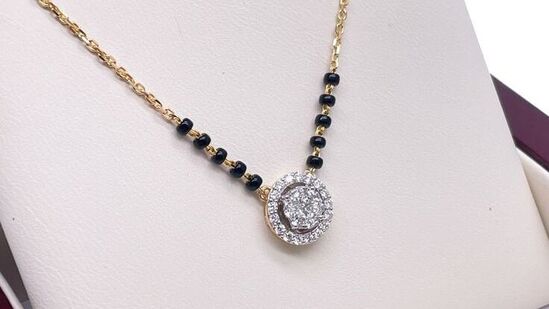 करवा चौथवर तुम्ही अशा फुलांच्या डिझाइनचे छोटे मंगळसूत्रही घालू शकता. हे मंगळसूत्र फुलांच्या पॅटर्नमध्ये असून त्यावर काळे आणि सोन्याचे मणी जोडलेले आहेत.