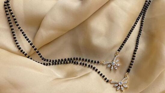 आजकाल महाराष्ट्रीयन शॉर्ट मंगळसूत्र हा प्रकार खूप ट्रेंडमध्ये आहे आणि हे महाराष्ट्रीयन शॉर्ट मंगळसूत्र करवा चौथला घालण्यासाठी सर्वोत्तम पर्याय असू शकतो. आजकाल महाराष्ट्रीयन शॉर्ट मंगळसूत्र हा प्रकार खूप ट्रेंडमध्ये आहे आणि हे महाराष्ट्रीयन शॉर्ट मंगळसूत्र करवा चौथला घालण्यासाठी सर्वोत्तम पर्याय असू शकतो.