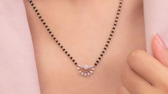 तुम्हाला बाजारात अनेक प्रकारचे सुंदर मंगळसूत्र मिळतील जे तुम्ही अनेक खास प्रसंगी घालू शकता.&nbsp;