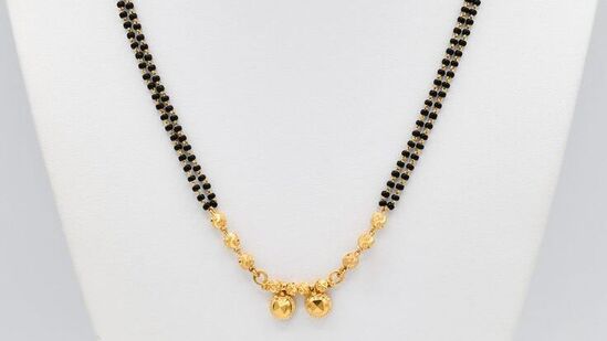 पण, आजकाल लहान मंगळसूत्र खूप ट्रेंडमध्ये आहे आणि वजनदार नेकलेसऐवजी स्त्रिया त्यांचा लूक पूर्ण करण्यासाठी असे छोटे मंगळसूत्र निवडतात. पण, आजकाल लहान मंगळसूत्र खूप ट्रेंडमध्ये आहे आणि वजनदार नेकलेसऐवजी स्त्रिया त्यांचा लूक पूर्ण करण्यासाठी असे छोटे मंगळसूत्र निवडतात.