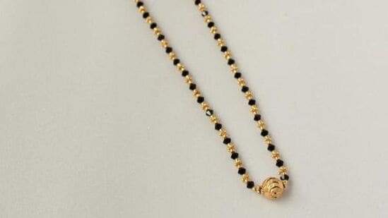 आज आम्ही तुम्हाला काही लहान मंगळसूत्र दाखवत आहोत जे करवा चौथ तसेच रोजच्या परिधानासाठी तुमचा सर्वोत्तम पर्याय असू शकतात. आज आम्ही तुम्हाला काही लहान मंगळसूत्र दाखवत आहोत जे करवा चौथ तसेच रोजच्या परिधानासाठी तुमचा सर्वोत्तम पर्याय असू शकतात.