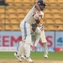 Rishabh Pant : सर्जरी झालेल्या गुडघ्याला दुखापत झाली, तरी ऋषभ पंत फलंदाजीला आणि अर्धशतक ठोकलं Rishabh Pant : सर्जरी झालेल्या गुडघ्याला दुखापत झाली, तरी ऋषभ पंत फलंदाजीला आणि अर्धशतक ठोकलं