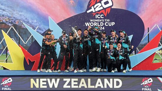 दक्षिण आफ्रिकेसाठी एन. मलाबाने दोन तर अयाबोंगा खाका, क्लो ट्रायॉन आणि नदिन डी क्लर्कने प्रत्येकी १ विकेट घेतला. लक्ष्याचा पाठलाग करताना दक्षिण आफ्रिकेने दमदार सुरुवात केली होती, त्यांनी पॉवरप्लेमध्ये बिनबाद ४७ &nbsp;धावा केल्या होत्या.