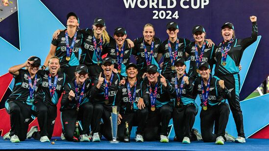 पॉवरप्लेनंतर आफ्रिकेचा डाव गडगडला- पण पॉवरप्लेनंतर न्यूझीलंडने सामन्यावर पकड घट्ट करण्यास सुरुवात केली. १०व्या षटकात गोलंदाजी करण्यासाठी आलेल्या अमेलिया केर हिने स्पर्धेतील सर्वाधिक धावा करणाऱ्या लॉरा वॉल्वार्ड हिला पॅव्हेलियनमध्ये पाठवले. त्यानंतर ॲन बोश (४ धावा) यष्टिरक्षक गेजकडे झेलबाद झाले. पॉवरप्लेनंतर आफ्रिकेचा डाव गडगडला- पण पॉवरप्लेनंतर न्यूझीलंडने सामन्यावर पकड घट्ट करण्यास सुरुवात केली. १०व्या षटकात गोलंदाजी करण्यासाठी आलेल्या अमेलिया केर हिने स्पर्धेतील सर्वाधिक धावा करणाऱ्या लॉरा वॉल्वार्ड हिला पॅव्हेलियनमध्ये पाठवले. त्यानंतर ॲन बोश (४ धावा) यष्टिरक्षक गेजकडे झेलबाद झाले.