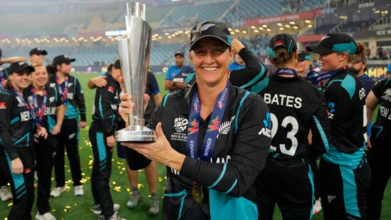 एका ओव्हरमध्ये २ विकेट्स गमावल्यानंतर दक्षिण आफ्रिकेचा संघ बॅकफूटवर आला. केरने १८व्या षटकात ॲन्री डर्कसेनला बेट्सकरवी झेलबाद करून स्पर्धेत १५ बळी पूर्ण केले. मेयर्सने पुढच्या षटकात क्लो ट्रायॉन (१४) आणि सिनालो जाफ्ता (६) यांना बाद करून न्यूझीलंडचा विजय जवळपास निश्चित केला.