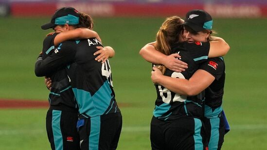 अमेलिया केरची अष्टपैलू कामगिरी- अमेलिया केरने या सामन्या ३८ चेंडूंच्या खेळीत ४ चौकार मारले तर हॅलिडेने २८ चेंडूंच्या आक्रमक खेळीत ३ चौकार मारले. संघासाठी सुझी बेट्सनेही ३१ चेंडूंत तीन चौकारांच्या मदतीने ३२ धावांचे योगदान दिले. अमेलिया केरची अष्टपैलू कामगिरी- अमेलिया केरने या सामन्या ३८ चेंडूंच्या खेळीत ४ चौकार मारले तर हॅलिडेने २८ चेंडूंच्या आक्रमक खेळीत ३ चौकार मारले. संघासाठी सुझी बेट्सनेही ३१ चेंडूंत तीन चौकारांच्या मदतीने ३२ धावांचे योगदान दिले.