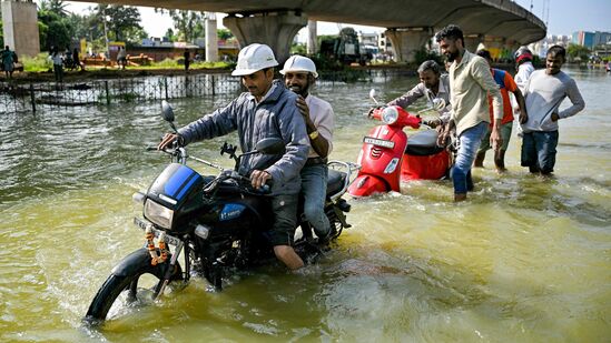 बेंगळुरूत प्रचंड पाऊस पडल्यानंतरही काही नागरिक पाण्यातून वाट काढत कार्यालयात जात असल्याचे दिसून आले. बंगळुरू शहरात पुढील काही दिवस आणखी पाऊस पडण्याचा इशारा हवामान खात्याकडून देण्यात आला आहे.