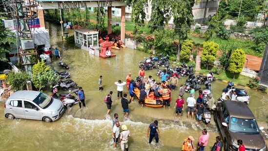 बेंगळुरुत पावसाच्या पाण्यातून वाट काढणारी एक ५६ वर्षीय महिला खुल्या गटाराच्या खड्ड्यात पडल्याने मृत्यू झाला आहे. ही महिला आपल्या पतीसोबत स्कूटरवर जात होती. समोरून येणाऱ्या एका दुसऱ्या वाहनाने स्कूटरला धडक दिल्याने ती महिला खाली खुल्या गटारात जाऊन पडल्याचे पोलिसांनी सांगितले. मुसळधार पावसामुळे बंगळुरूतून उड्डाण घेणारे आणि बेंगळुरूत उतरणाऱ्या विमान सेवांवर परिणाम झाला आहे. दिल्लीहून बेंगळुरूला जाणारे एअर इंडियाचे एक विमान आणि इंडिगोचे चार विमान चेन्नईकडे वळवण्यात आले आहे. &nbsp;