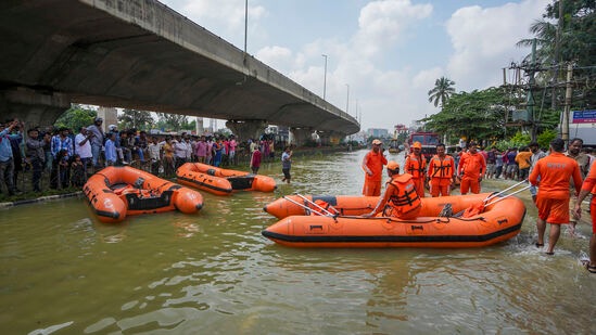 बेंगळुरूत येलाहांका परिसर आणि केंद्रीय विहार अपार्टमेंट परिसराला पावसाचा मोठा फटका बसला आहे. येथे प्रचंड मोठ्या प्रमाणावर पाणी साचले आहे. एनडीआरएफचे जवान दाखल झाले आहे. रबरी होड्यांच्या मदतीने नागरिकांना सुरक्षित स्थळी हलवण्यात येत आहे. वरील फोटोत केंद्रीय विहार अपार्टमेंटसमोरील जलमय भाग आणि नागरिकांच्या मदतीला रबरी होड्या घेऊन रस्त्यावर उतरलेले एनडीआरएफचे जवान दिसत आहे.