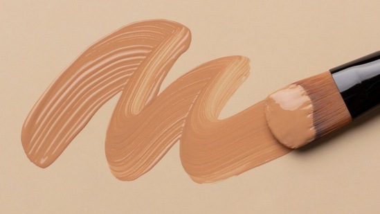 जर तुमची त्वचा एकदम गोरी असेल तर तुम्ही बेज कलर टोनसह फाउंडेशन निवडू शकता. वास्तविक, ही गुलाबी रंगाची छटा आहे, जी गोऱ्या &nbsp;त्वचेवर चांगली दिसते. जर तुम्हाला समजत नसेल तर फाउंडेशन वापरताना, मानेवर आणि गालावर लावा आणि पसरवून पाहा. जर ते तुमच्या त्वचेशी जुळत असेल तर तुम्ही ते वापरू शकता.