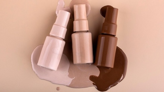 गव्हाळ या स्किन टोनच्या महिला मॅट किंवा लिक्विड फाउंडेशन निवडू शकतात. फाउंडेशन खरेदी करण्यापूर्वी, एकदा &nbsp;मानेवर किंवा कपाळावर मॅचिंग फाउंडेशन लावा. अशा प्रकारे तुम्ही ते तुमच्या त्वचेच्या टोनसाठी योग्य आहे की नाही हे शोधू शकाल. अनेक वेळा चुकीच्या फाउंडेशनमुळे लूक खराब दिसू लागतो.