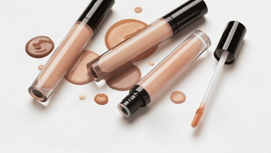 कृष्णवर्णीय त्वचेसाठी लिक्विड फाउंडेशन सर्वोत्तम मानले जाते. कारण बहुतेक महिलांची त्वचा तेलकट असते. अशा परिस्थितीत लिक्विड फाउंडेशन केवळ फिनिशिंग लुक देत नाही तर अतिरिक्त तेल शोषून घेते. त्वचा कोरडी असेल तर क्रीम बेस्ड फाउंडेशन घ्या. जर फाउंडेशन तपकिरीपेक्षा हलके असेल तर ते देखील वापरून पहा.&nbsp;