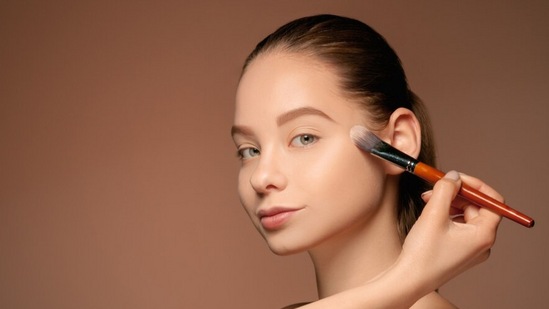 सावळ्या स्किनसाठी लाइट शेड फाऊंडेशन निवडण्याची चूक करू नका. तुमच्या त्वचेच्या टोननुसार असेच फाउंडेशन वापरून पहा. या स्किन टोनसाठी ब्राऊन शेडचे फाउंडेशन मिळवण्याचा प्रयत्न करा. याशिवाय, तुम्ही दोन उजळ शेड्स मिसळण्याचा प्रयत्न करू शकता. परंतु हे करण्यापूर्वी सावळ्या त्वचेला अनुकूल आहे की नाही हे तपासा. जर तुमची त्वचा तेलकट असेल तर तुम्ही लिक्विड बेस्ड फाउंडेशन निवडा. लिक्विड बेस फाउंडेशनचे वजन कमी असते त्यामुळे ते त्वचेत सहज शोषले जाते. जर तुमची त्वचा कोरडी असेल तर ड्यू आणि सॅटिनवर आधारित फाउंडेशन वापरून पहा.