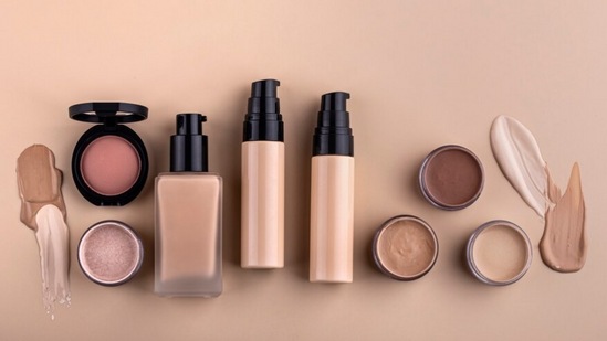 स्किन टोन समजून घेण्यापूर्वी अंडरटोन समजून घेणे आवश्यक आहे. वास्तविक, अंडरटोन हे ते रंग आहेत जे तुमच्या त्वचेचा एकूण रंग दर्शवतात. वास्तविक, कधीकधी त्वचेच्या टोनमध्ये बदल होतात. मुरुम, टॅनिंग, डेड स्किन, हे सर्व तुमच्या त्वचेचा रंग काळा करण्याचे काम करतात. परंतु अंडरटोन नेहमी सारखाच राहतो. त्वचेच्या टोनसोबतच अंडरटोनही महत्त्वाचा आहे. अंडरटोन हे तुमच्या त्वचेतील रंग आहेत. तुमचे फाउंडेशन या आधारावर प्रतिक्रिया देते. अंडरटोन्सचे प्रामुख्याने तीन प्रकार आहेत. थंड, उबदार आणि तटस्थ. तुमचा अंडरटोन ओळखण्याचे दोन सोपे मार्ग आहेत.