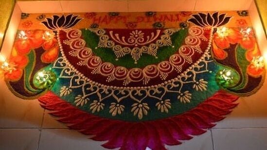 या दिवशी देवी लक्ष्मीचे स्वागत करण्यासाठी लोक आपली घरे अतिशय आकर्षक पद्धतीने सजवतात. या दिवशी देवी लक्ष्मीचे स्वागत करण्यासाठी लोक आपली घरे अतिशय आकर्षक पद्धतीने सजवतात. 