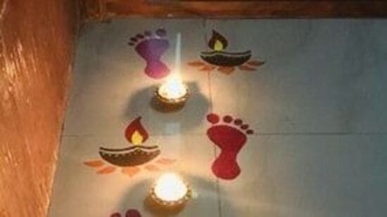 भारतात सण-उत्सवात रांगोळी काढण्याची परंपरा फार जुनी आहे. असे करणे फार शुभ मानले जाते. भारतात सण-उत्सवात रांगोळी काढण्याची परंपरा फार जुनी आहे. असे करणे फार शुभ मानले जाते. 