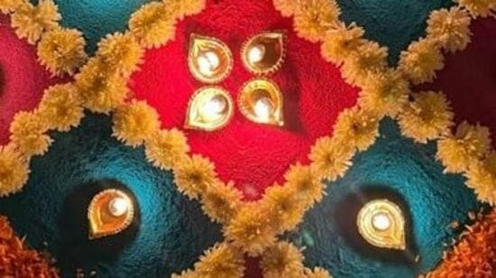 तुम्हाला यंदा दिवाळीत काही हटके रांगोळी हवी असेल तर आम्ही दिलेल्या डिझाइन्समधून कोणतीही रांगोळी तुम्ही निवडू शकता.&nbsp;