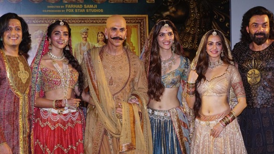 अक्षय कुमारचा हाऊसफुल ४ हा कॉमेडी चित्रपट २०१९मध्ये प्रदर्शित झाला होता. या चित्रपटात चंकी पांडे आणि नवाजुद्दीन सिद्दीकी सारखे कलाकारही दिसले होते. या चित्रपटाने भारतात २१०.३ कोटी रुपयांची कमाई केली होती. हा चित्रपट तुम्ही हॉटस्टारवर पाहू शकता. अक्षय कुमारचा हाऊसफुल ४ हा कॉमेडी चित्रपट २०१९मध्ये प्रदर्शित झाला होता. या चित्रपटात चंकी पांडे आणि नवाजुद्दीन सिद्दीकी सारखे कलाकारही दिसले होते. या चित्रपटाने भारतात २१०.३ कोटी रुपयांची कमाई केली होती. हा चित्रपट तुम्ही हॉटस्टारवर पाहू शकता.