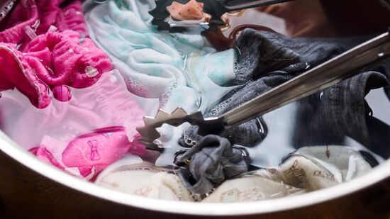 जिमवेअरचे कपडे गरम पाण्यात धुणे टाळा. गरम पाण्यामुळे या कपड्यांचे नाजूक तंतू खराब होऊन त्यांचे आयुष्य कमी होऊ शकते. तुमचे ॲक्टिव्हवेअर अधिक काळ नवीन आणि स्वच्छ दिसण्यासाठी, ते नेहमी थंड पाण्यात धुवा किंवा मशिनने लाईट मोडवर धुवा.