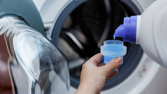 जिम वेअरसाठी नाजूक फॅब्रिकचा वापर केला जातो. यामुळे हे कपडे धुण्यासाठी लिक्विड लॉन्ड्री डिटर्जंट वापरणे नेहमीच चांगले मानले जाते. पावडर डिटर्जंट तुमच्या जिमच्या पोशाखांची गुणवत्ता खराब करू शकते.