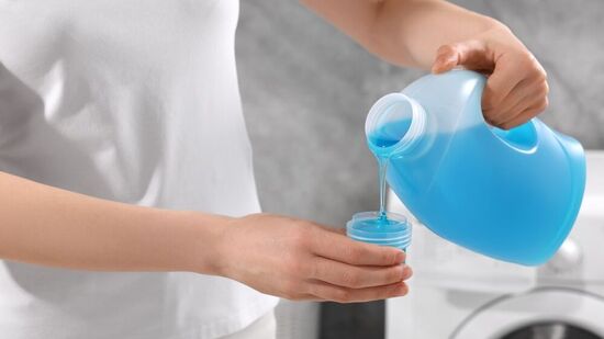 जिम कपड्यांचे फॅब्रिक खूप संवेदनशील असतात. त्यामुळे हे कपडे हाताने धुणे चांगले मानले जाते. परंतु, काही कारणास्तव तुम्ही हे कपडे मशीनमध्ये धुवत असल्यास, त्यांना जाळीच्या पिशवीत ठेवा आणि लाईट मोडवर धुवा.