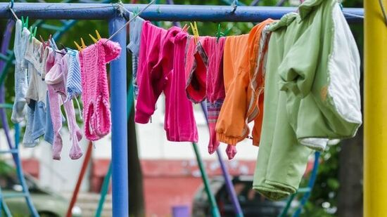 अनेक वेळा जिमचे कपडे धुतल्यानंतरही त्यांना घामाचा वास येतो. अशावेळी कपडे डिटर्जंटमध्ये टाकण्यापूर्वी ते काही काळ मोकळ्या हवेत वाळवणे महत्वाचे आहे. यानंतर, थंड पाण्यात अर्धा कप व्हाईट व्हिनेगर घालून त्यात कपडे भिजवून ठेवा. यानंतर सामान्य थंड पाण्याने कपडे धुवा. मशीनच्या गरम हवेमुळे कपड्यांचे फॅब्रिक खराब होऊ शकते, याची विशेष काळजी घ्या. अशा परिस्थितीत हे कपडे हवेशीर ठिकाणी वाळवणे फायदेशीर ठरते.