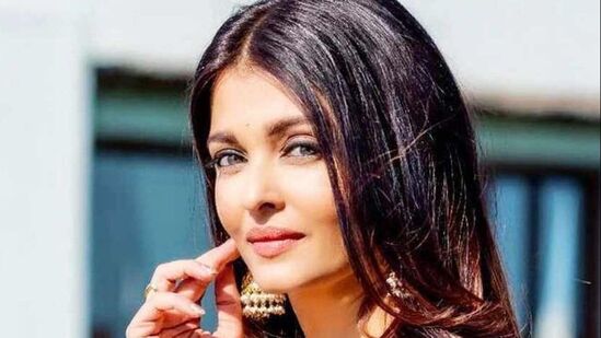 ऐश्वर्याने तिचा सुपरहिट चित्रपट 'धूम २' मध्ये पहिल्यांदा किसिंग सीन दिला होता. हा सीन त्याने हृतिक रोशनसोबत चित्रित केला होता. हा चित्रपट प्रदर्शित झाल्यानंतर ऐश्वर्याला कायदेशीर नोटीसी मिळू लागल्या होत्या. ऐश्वर्याने तिचा सुपरहिट चित्रपट 'धूम २' मध्ये पहिल्यांदा किसिंग सीन दिला होता. हा सीन त्याने हृतिक रोशनसोबत चित्रित केला होता. हा चित्रपट प्रदर्शित झाल्यानंतर ऐश्वर्याला कायदेशीर नोटीसी मिळू लागल्या होत्या.